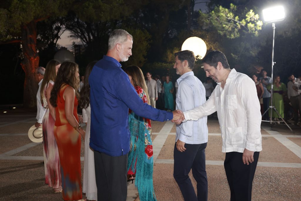 Josep Antoni Grimalt Morey saludando al rey Felipe VI durante la recepción en el Palacio de Marivent